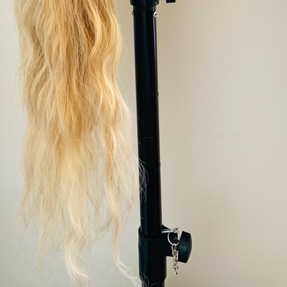Very Pretty 34” Effortless Style Golden Blonde Synthetic Wig - Picture 7 of 11